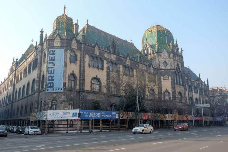 Atemberaubende Jugendstilfassade Mit Kunstvollen Kacheln Und Dekorativen Details In Budapest