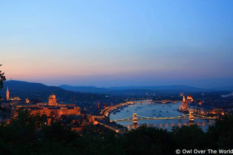 Das Beleuchtete Budapester Parlamentsgebäude Und Die Leuchtende Donau Bei Nacht