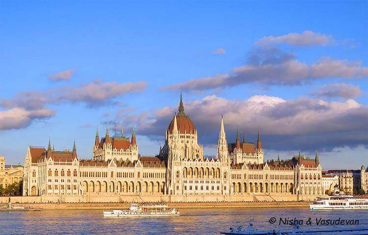 Reisegruppe Erkundet Historische Straßen Und Architektur Während Eines Spaziergangs In Budapest