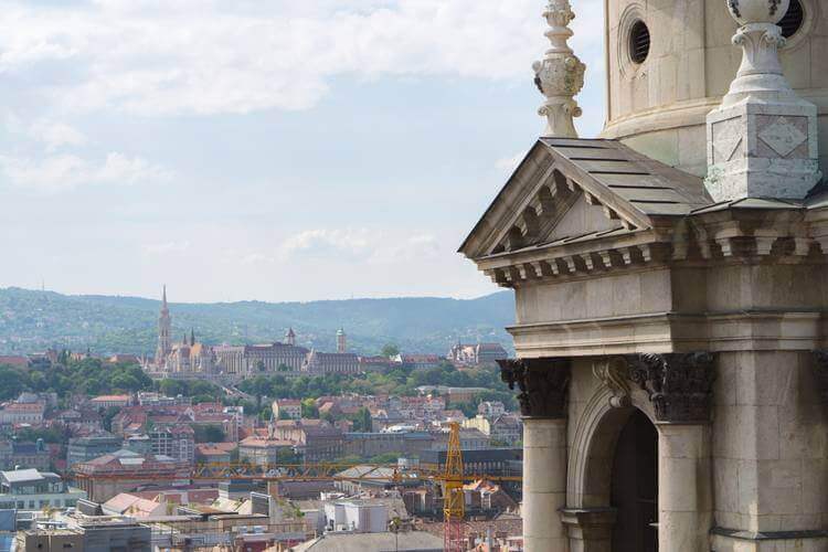 Innenansicht Der Kuppel Und Des Altars In Der St. Stephansbasilika In Budapest