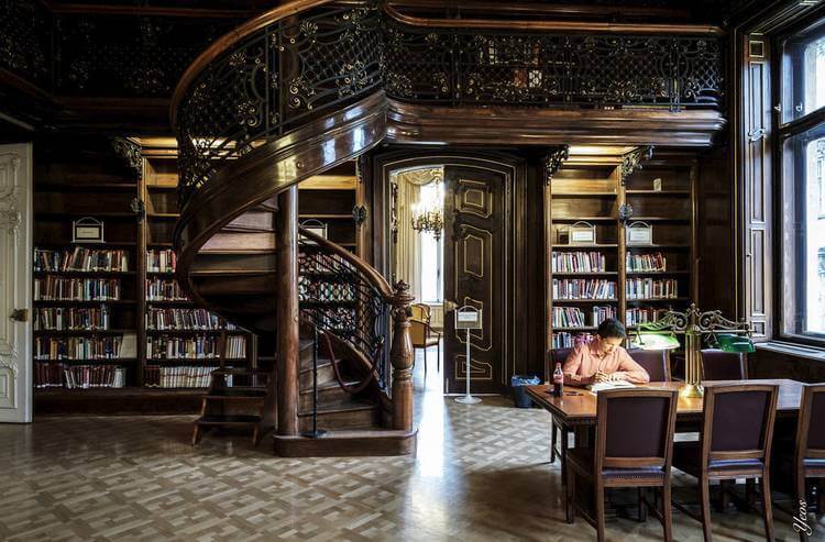 Prunkvoller Lesesaal Mit Kronleuchtern Und Hölzernen Bücherregalen In Der Szabó Ervin Bibliothek In Budapest