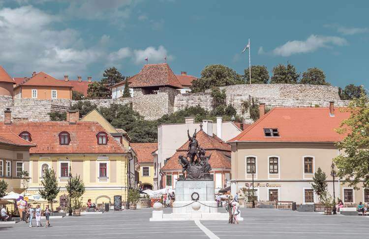 Historisches Stadtzentrum Und Burgmauern In Eger, Ein Beliebtes Tagesausflugsziel Von Budapest Aus