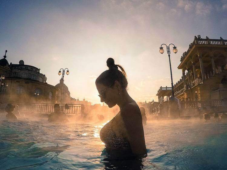 Thermalaußenbecken Im Széchenyi Thermalbad, Dem Größten Heilbad In Budapest