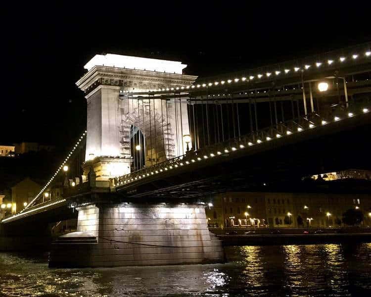 Die Ikonische Széchenyi Kettenbrücke, Die Die Donau Zwischen Buda Und Pest Bei Sonnenuntergang Überspannt
