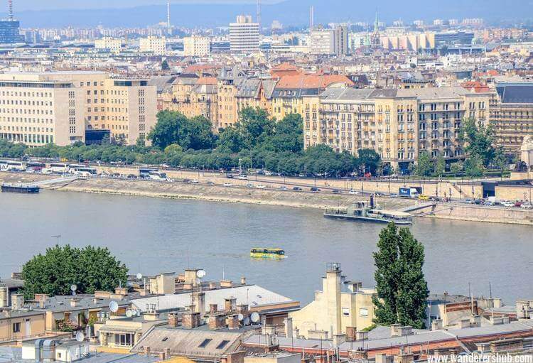 Riverride Amphibienfahrzeug Fährt An Der Kettenbrücke Auf Der Donau In Budapest Vorbei