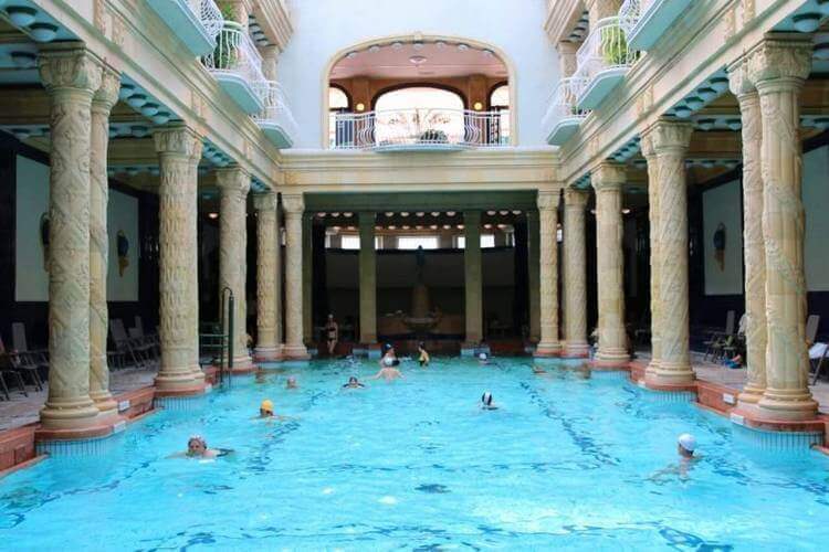 Ornamentales Jugendstil-Hallenbad Und Säulen Im Gellért Thermalbad Und Spa In Budapest
