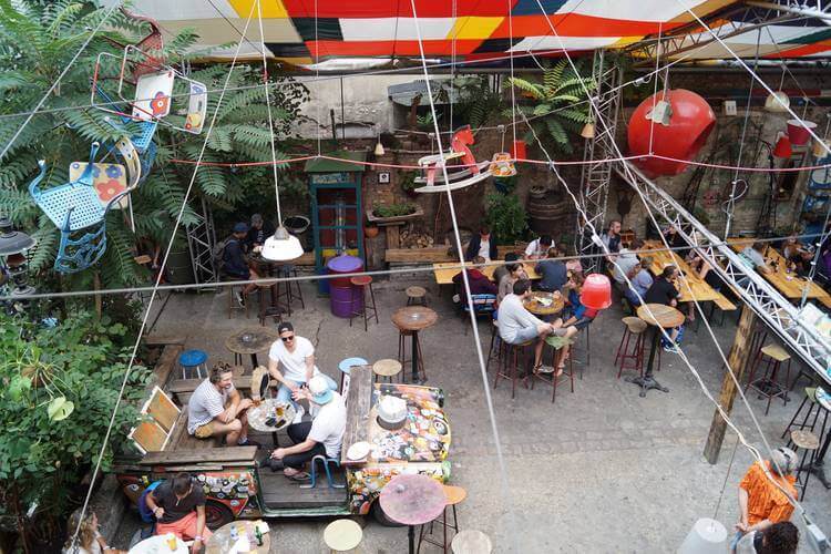 Eklektisches Vintage-Dekor Und Buntes Interieur Einer Berühmten Ruinenbar In Budapest