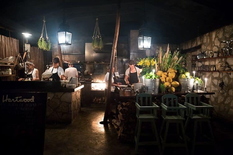 Offene Küche Und Holzfeuergrill Im Restaurant Hartwood In Tulum