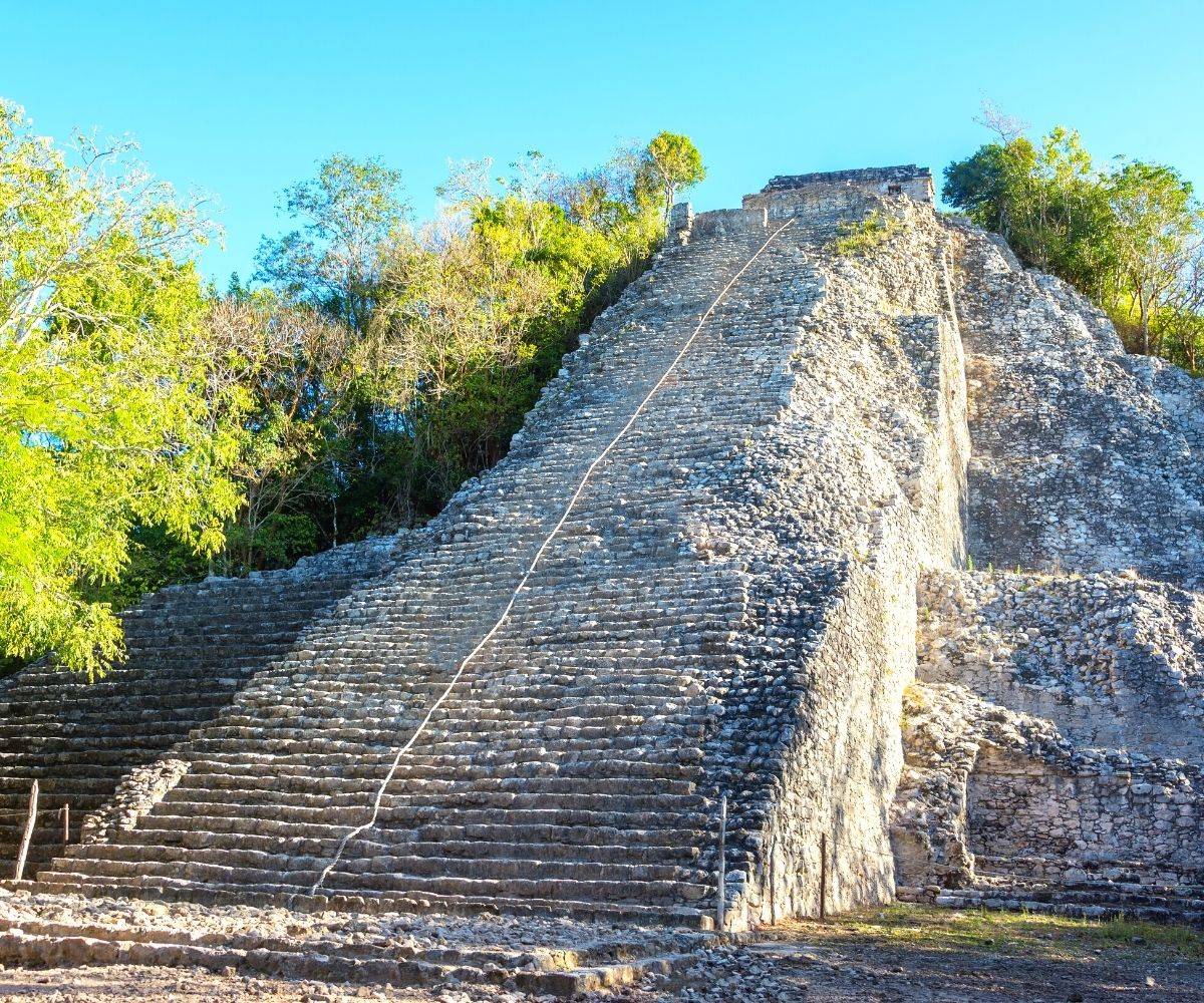 Steile Steinstufen Der Pyramide Nohoch Mul In Coba