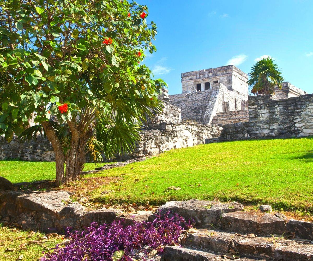 Steintempel In Den Ruinen Von Tulum Zwischen Tropischen Pflanzen