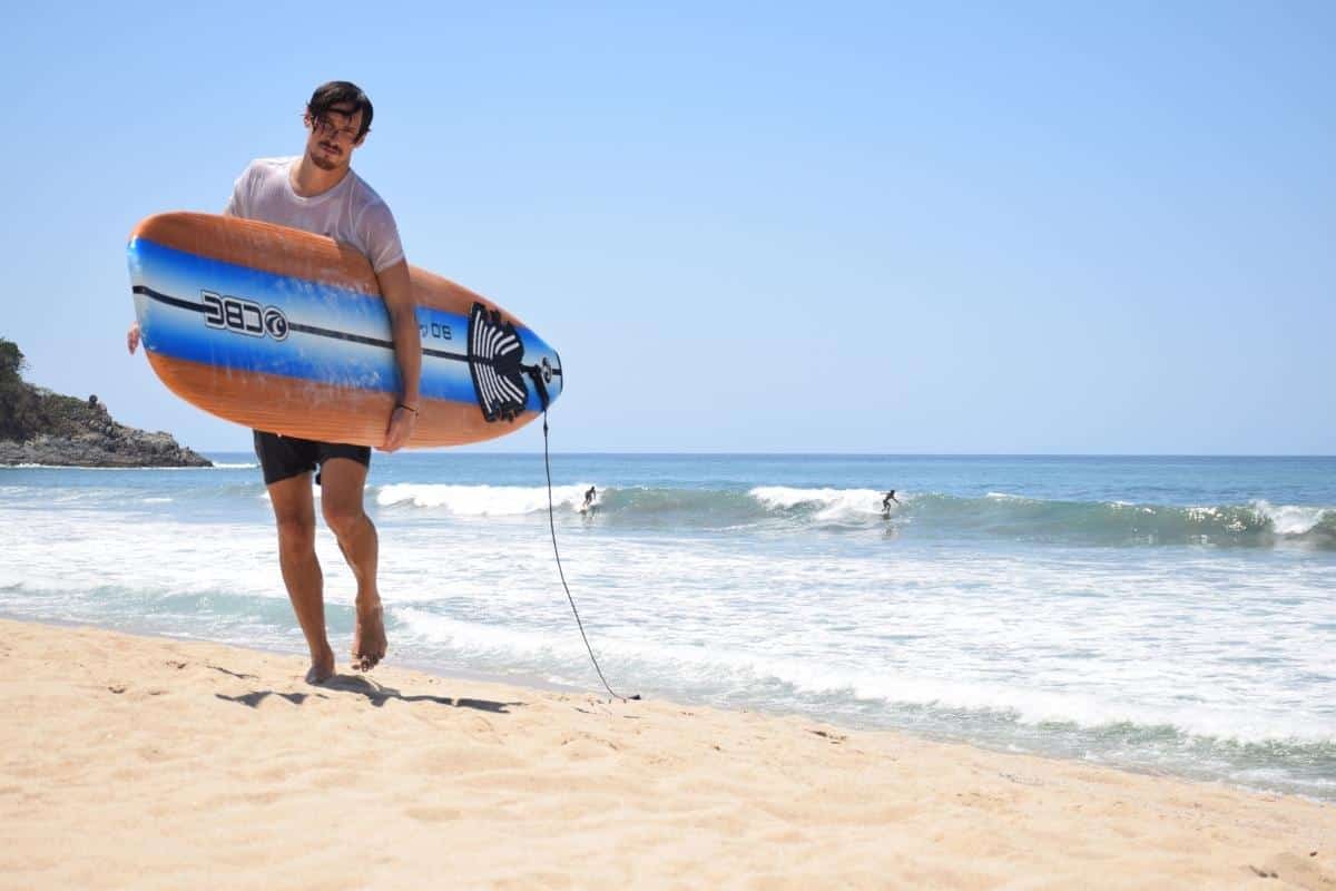 Surfer Mit Surfbrett An Der Playa San Pancho