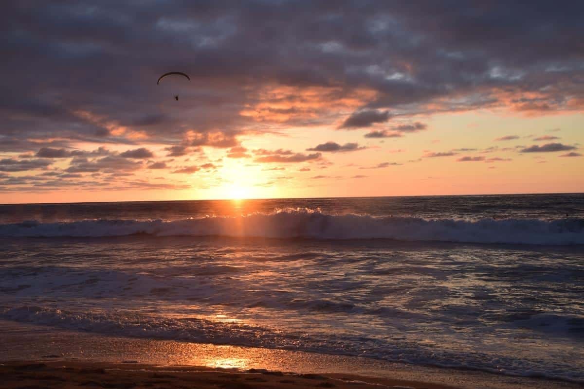 Sonnenuntergang Mit Gleitschirmflieger Über Der Playa San Pancho