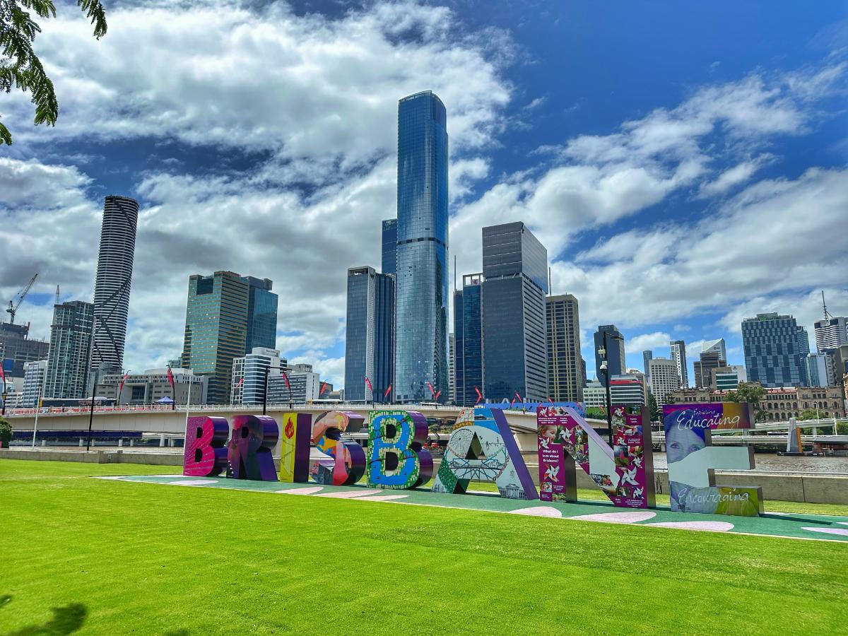 Die Bunten Brisbane-Buchstaben In South Bank, Dahinter Die Skyline Der Stadt