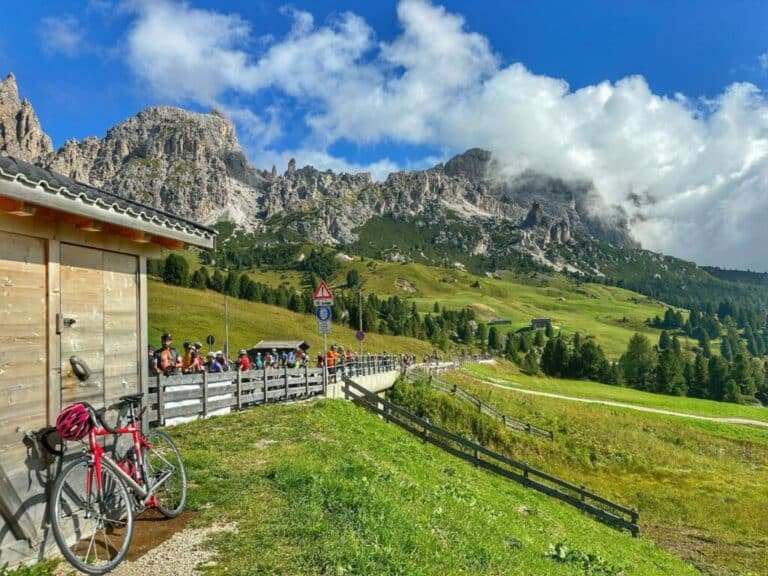 Rennräder An Einer Berghütte Entlang Der Sellaronda Mit Blick Auf Die Dolomitengipfel