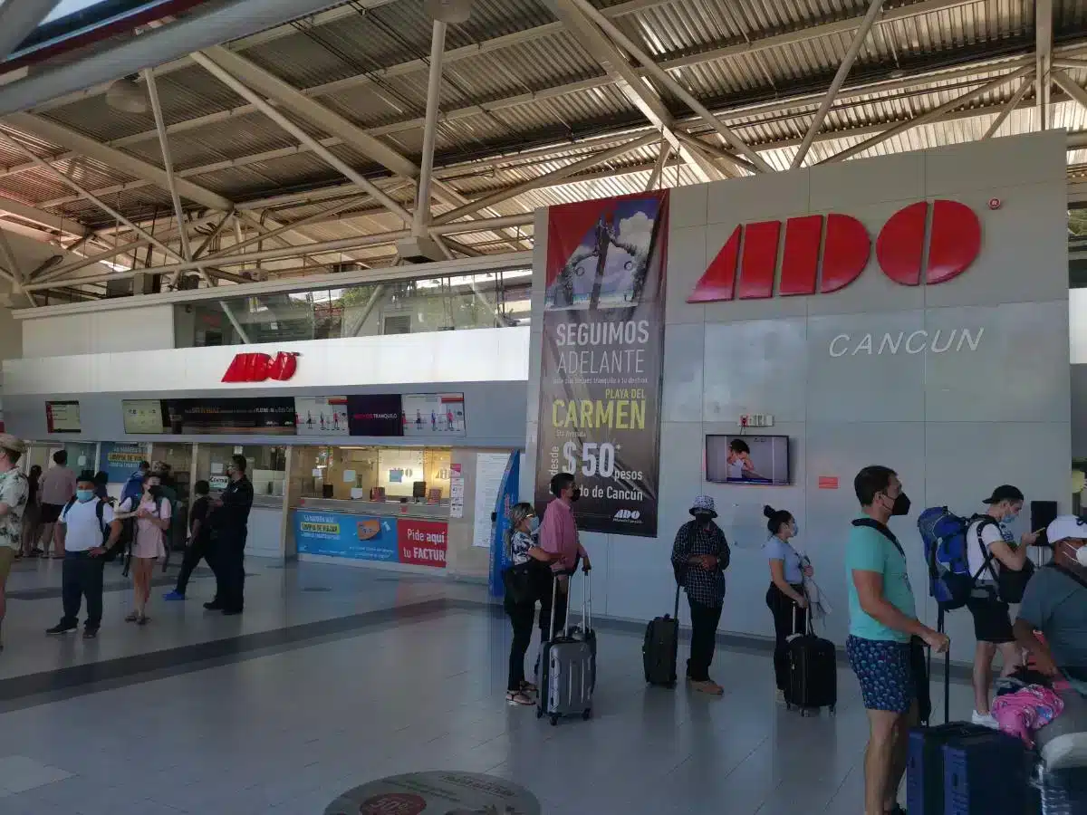 Im Inneren Des Ado-Busbahnhofs In Cancun, Mexiko