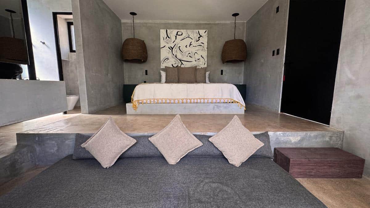 Esh Hotel Suite Mit Kingsize-Bett, Steinfarbenen WäNden Und Tropisch-Modernem Dekor In Nosara, Costa Rica