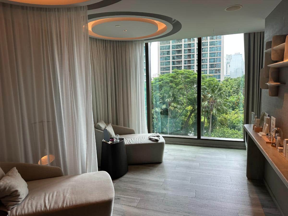 Ruheraum Mit Skyline-Blick Im Amaranth Spa Des Kimpton Maa-Lai Bangkok