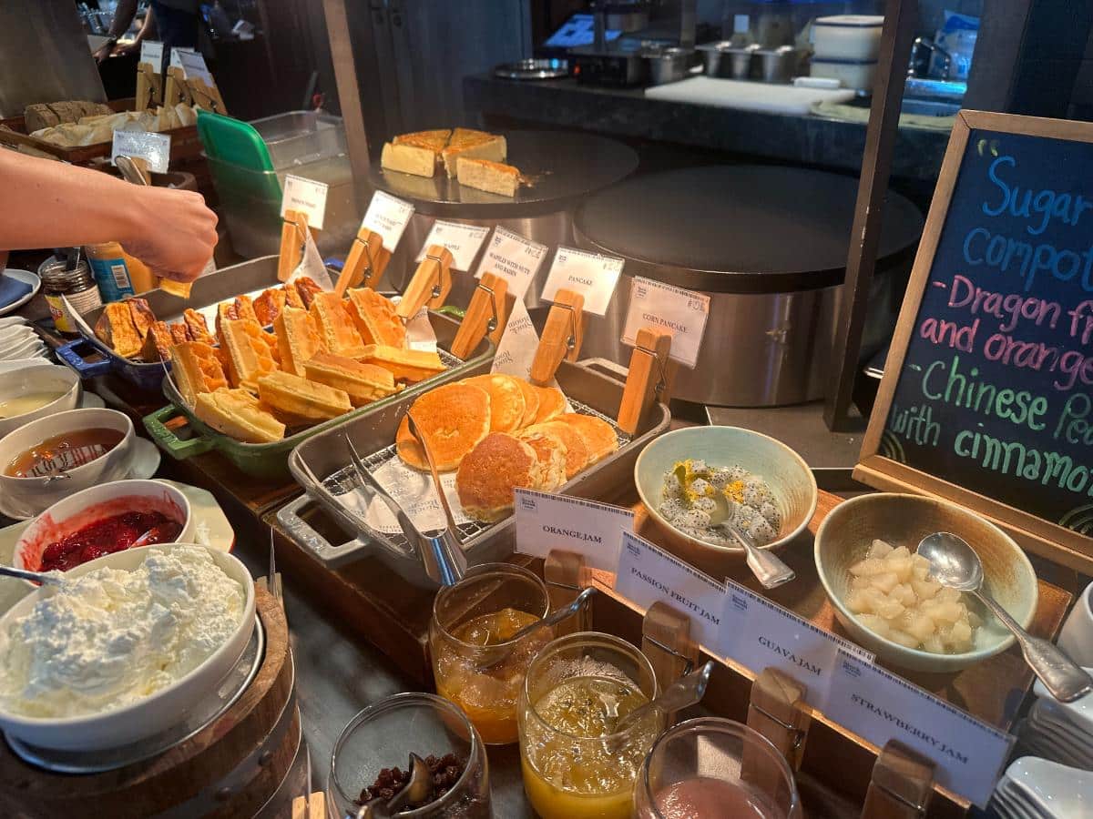 Käse- Und Wurstplatte Beim Frühstück Im Kimpton Maa-Lai Bangkok