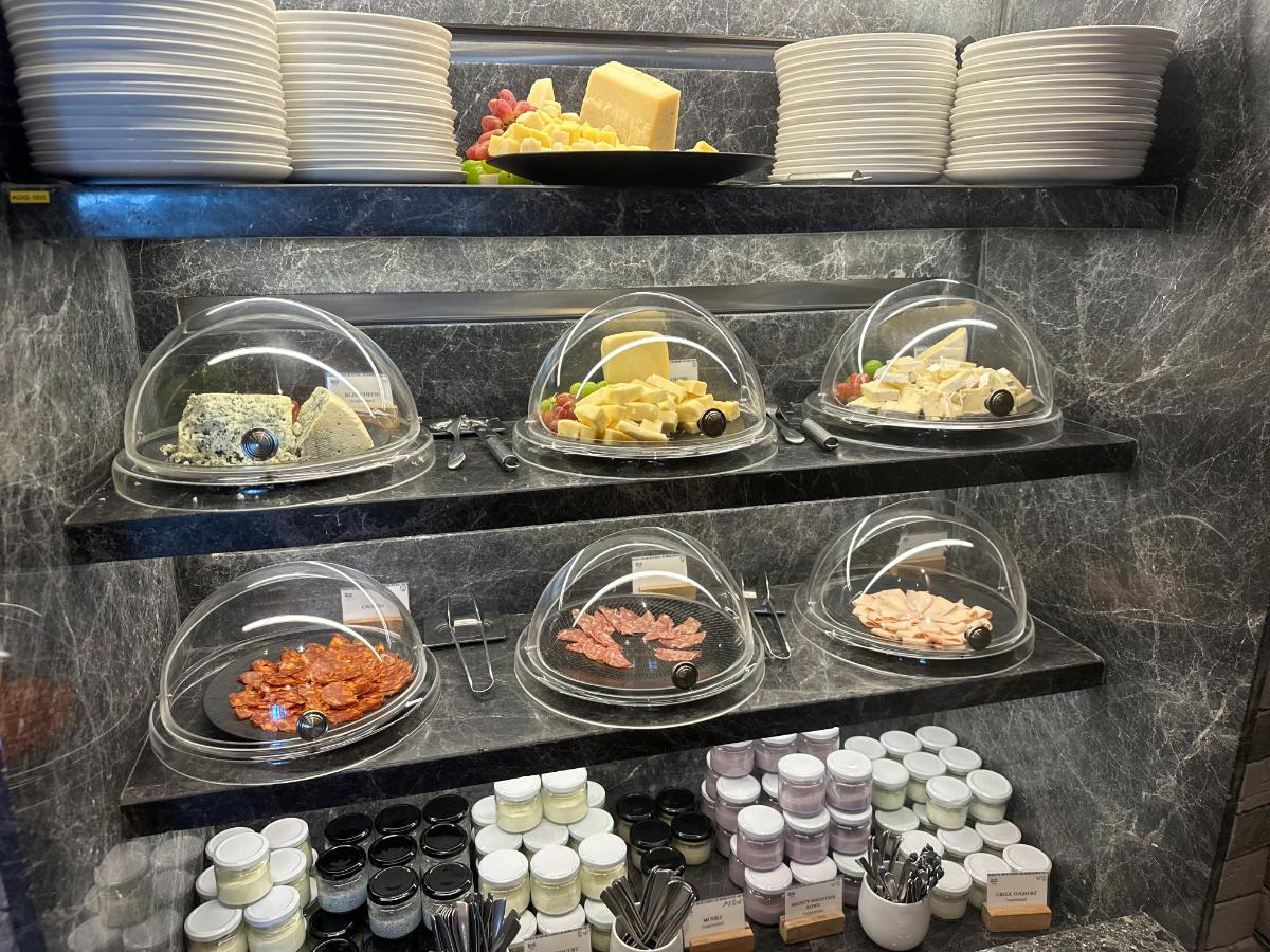 Käse- Und Joghurtstation Beim Frühstück Im Kimpton Maa-Lai Bangkok