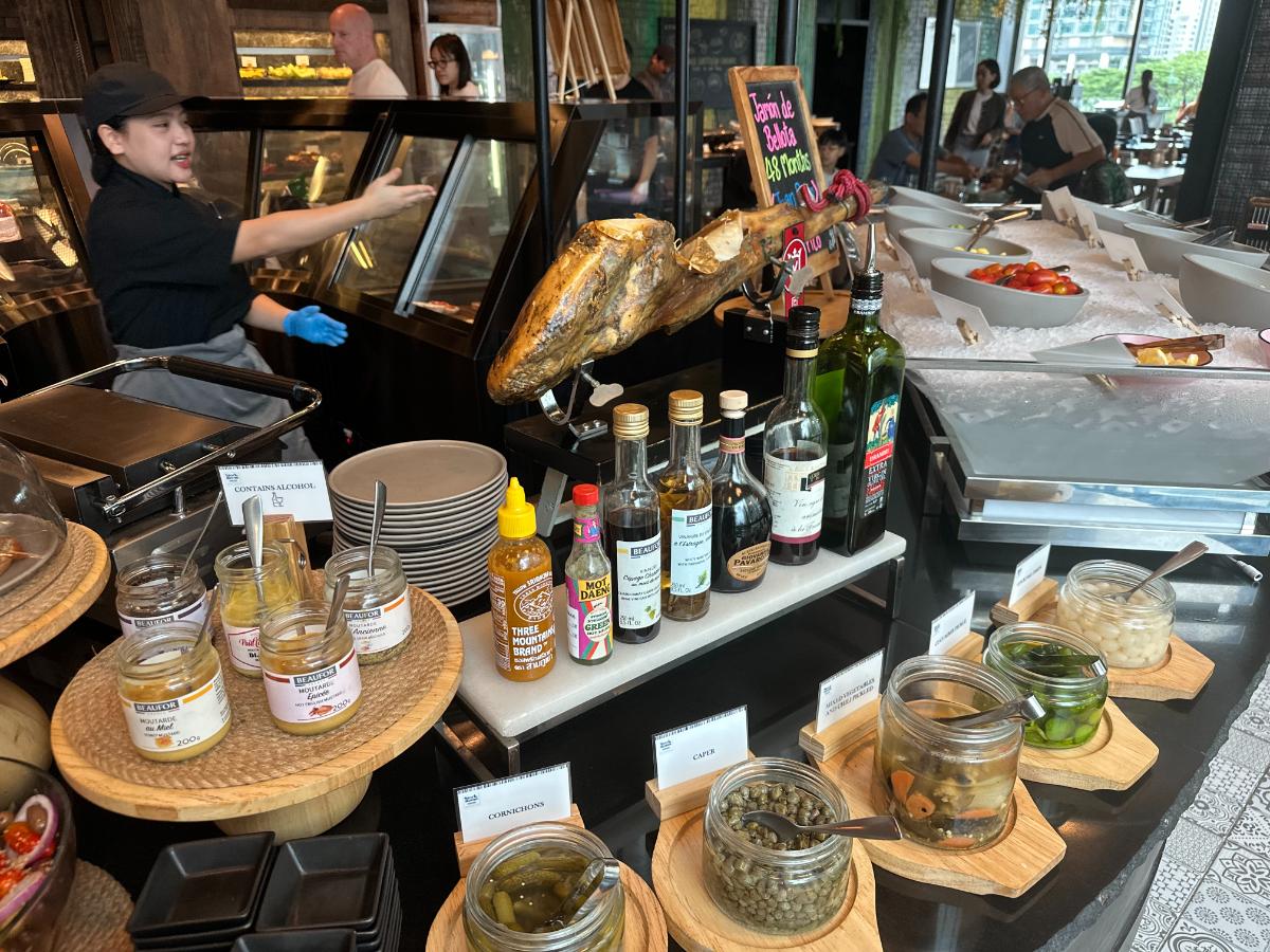 Zutaten- Und Beilagenstation Beim Frühstück Im Kimpton Maa-Lai Bangkok