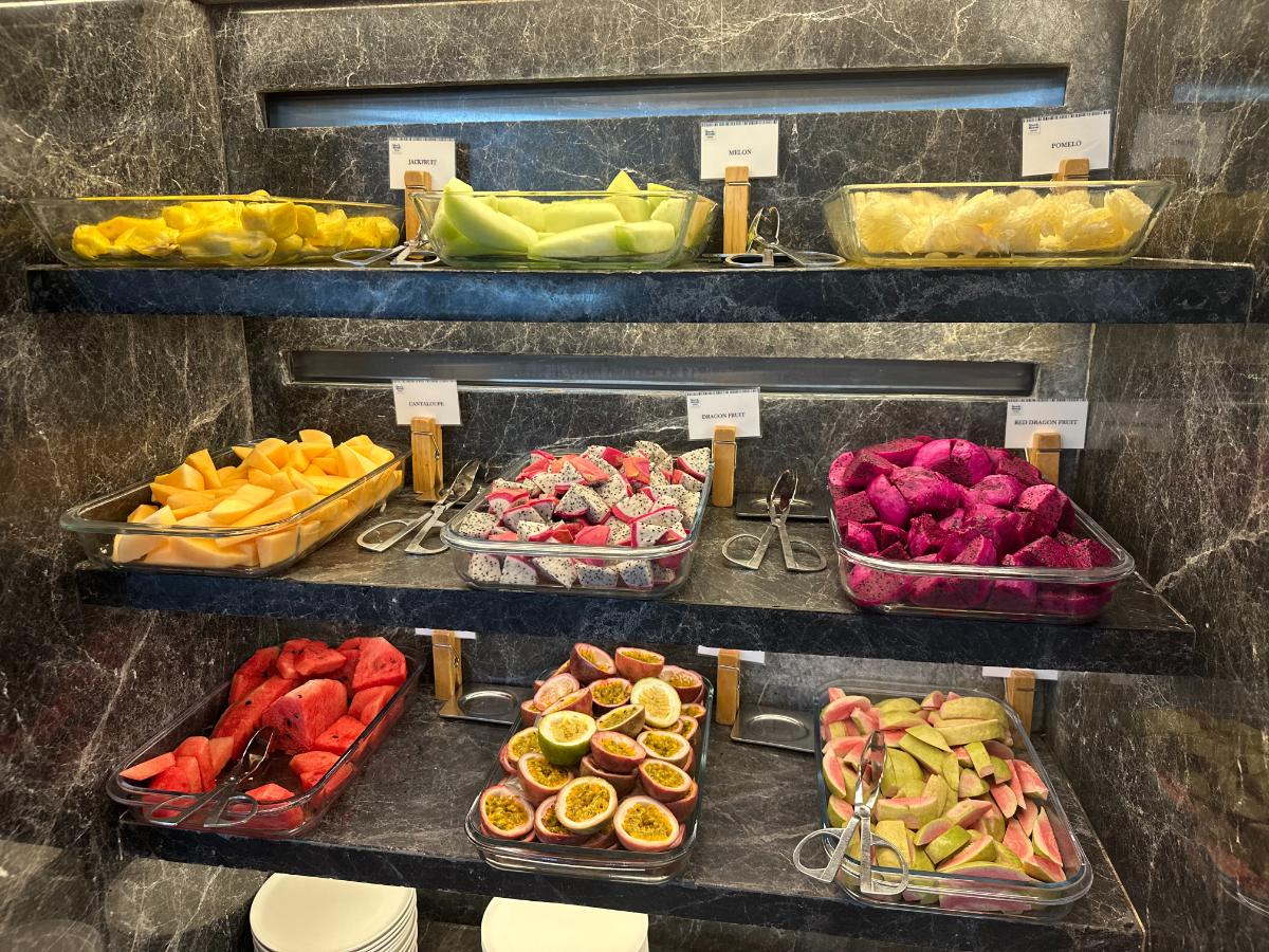 Frisches Obst Beim Frühstück Im Kimpton Maa-Lai Bangkok