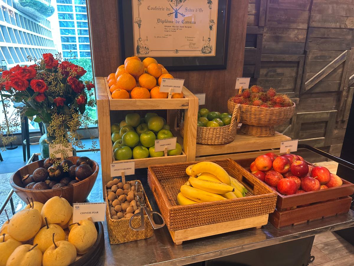 Obst- Und Brotauslage Beim Frühstück Im Kimpton Maa-Lai Bangkok