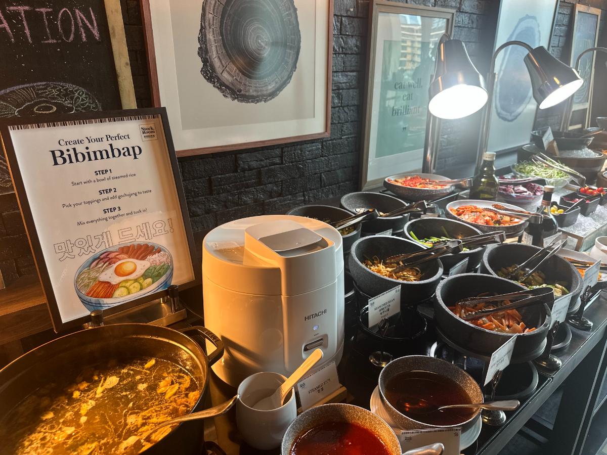 Koreanische Bibimbap-Station Beim Frühstück Im Kimpton Maa-Lai Bangkok