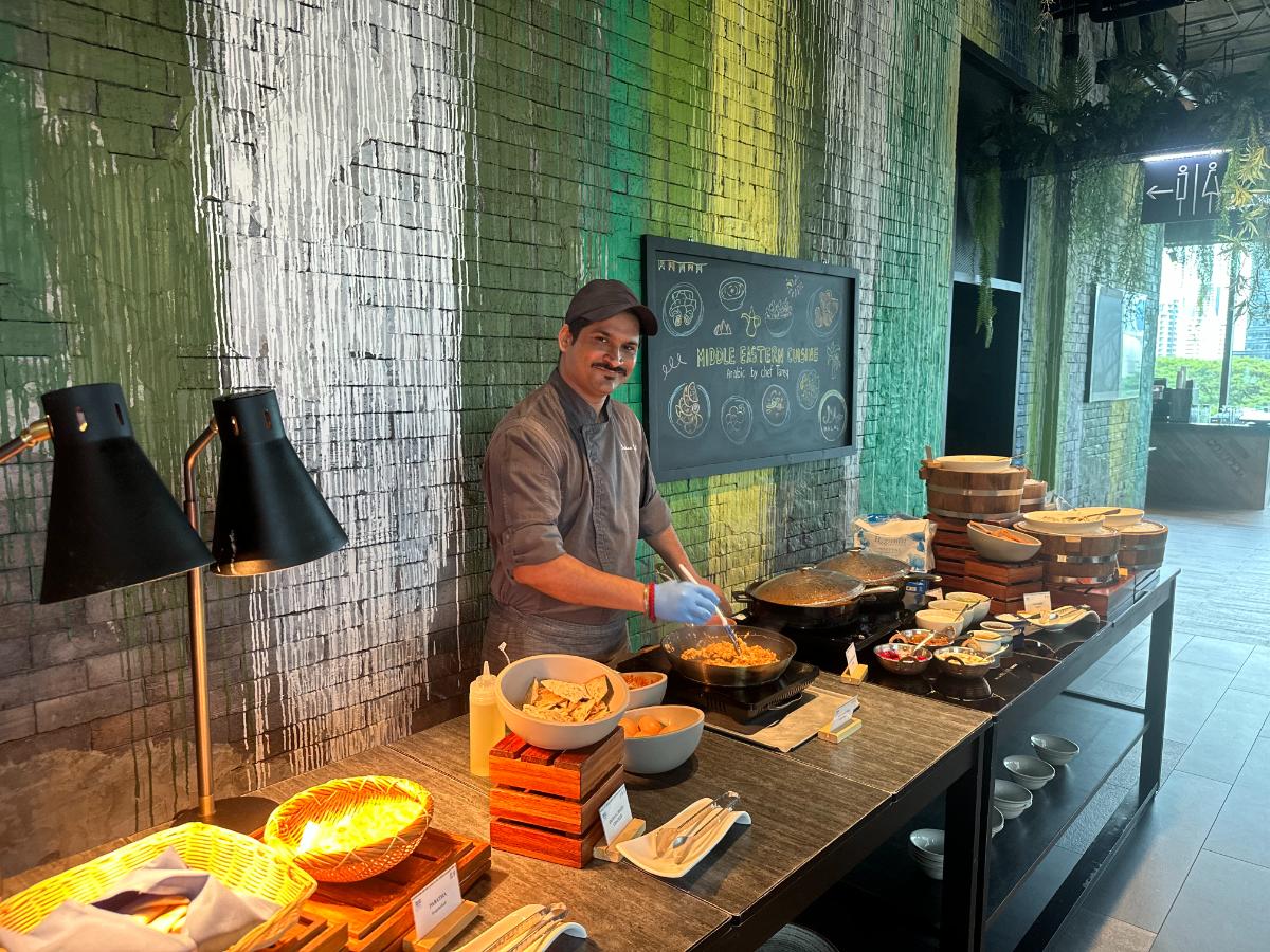 Live-Kochstation Beim Frühstück Im Kimpton Maa-Lai Bangkok