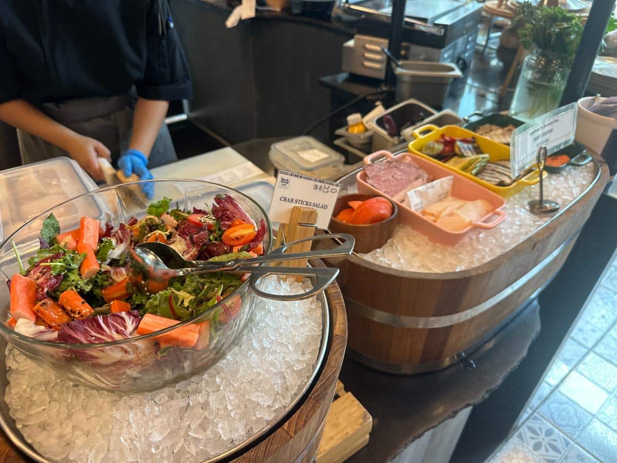 Meeresfrüchte- Und Salatstation Beim Frühstück Im Kimpton Maa-Lai Bangkok