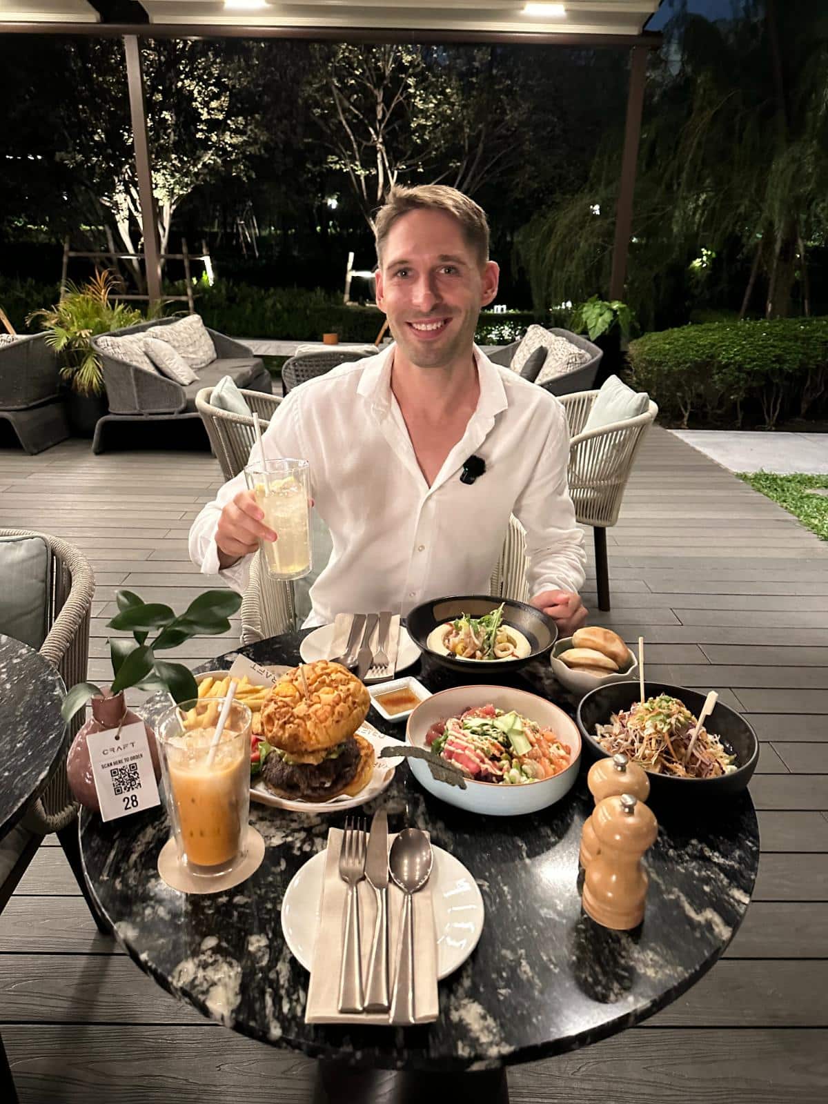 Abendessen Im Freien Im Restaurant Craft Des Kimpton Maa-Lai Bangkok
