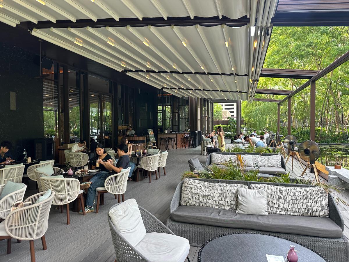 Terrasse Des Restaurants Craft Mit Gartenblick Im Kimpton Maa-Lai Bangkok