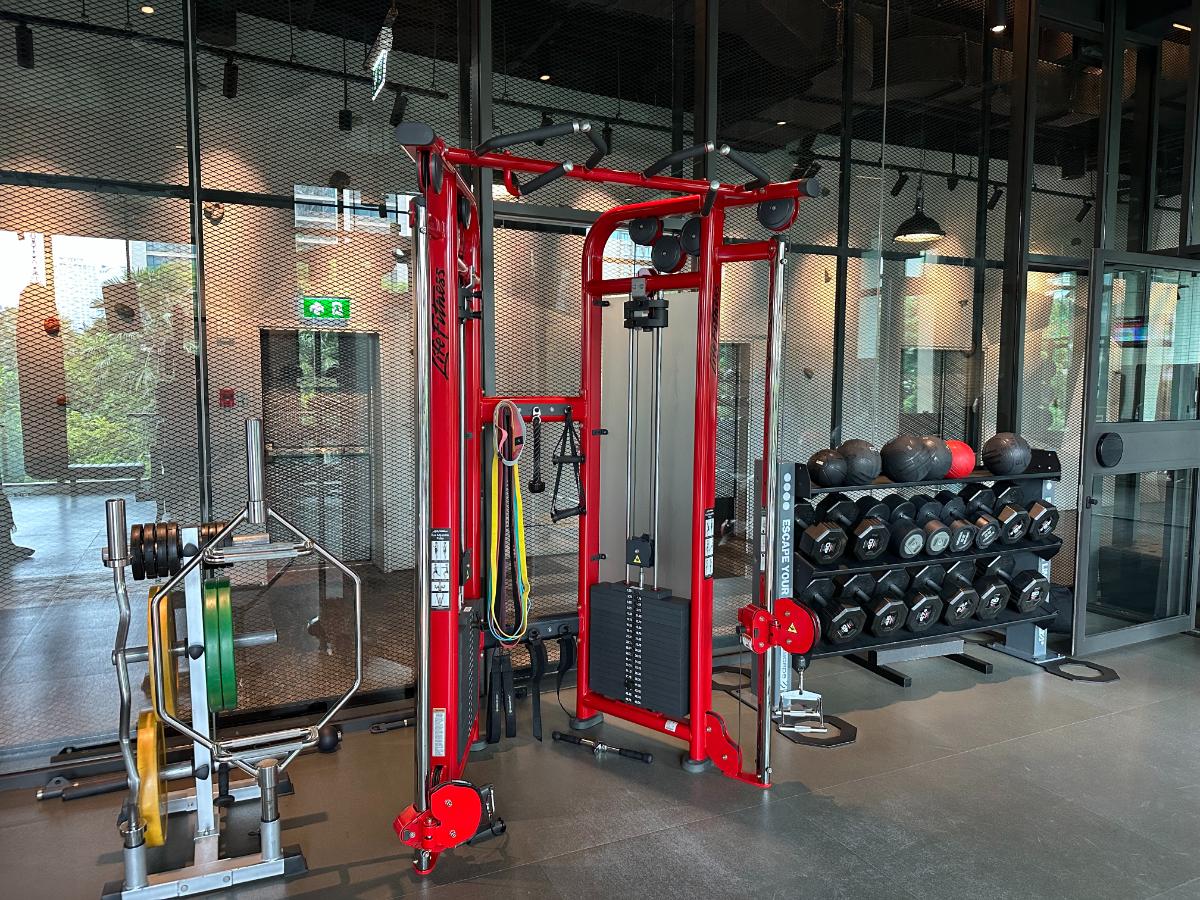 Kabelzugstation Im Gym Des Kimpton Maa-Lai Bangkok