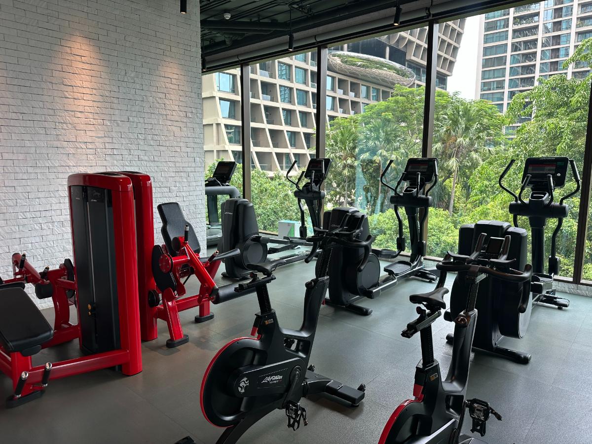 Cardiogeräte Mit Gartenblick Im Gym Des Kimpton Maa-Lai Bangkok