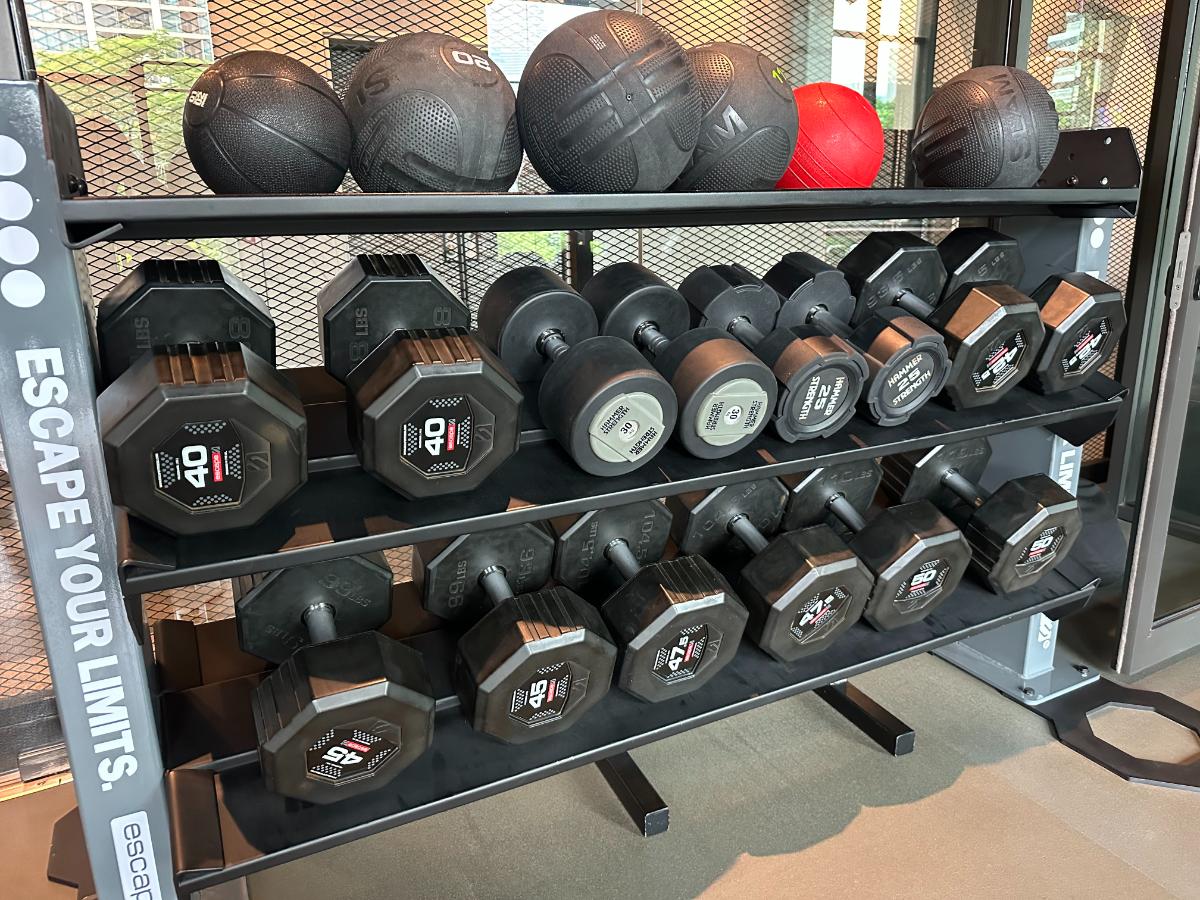 Kurzhanteln Und Medizinbälle Im Gym Des Kimpton Maa-Lai Bangkok