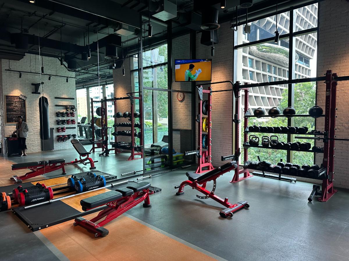 Freihanteln Und Kreuzheben-Plattform Im Gym Des Kimpton Maa-Lai Bangkok