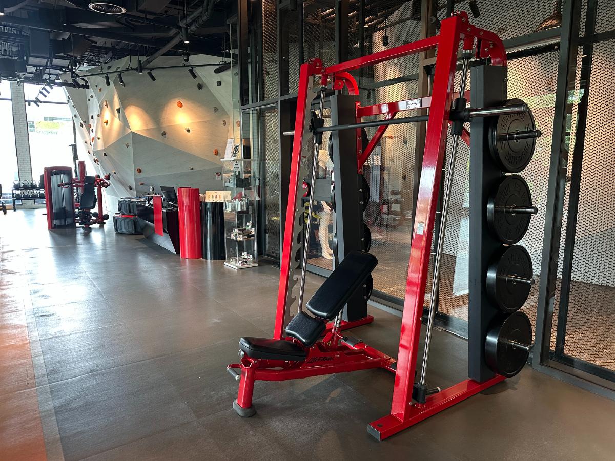 Smith-Machine Im Gym Des Kimpton Maa-Lai Bangkok