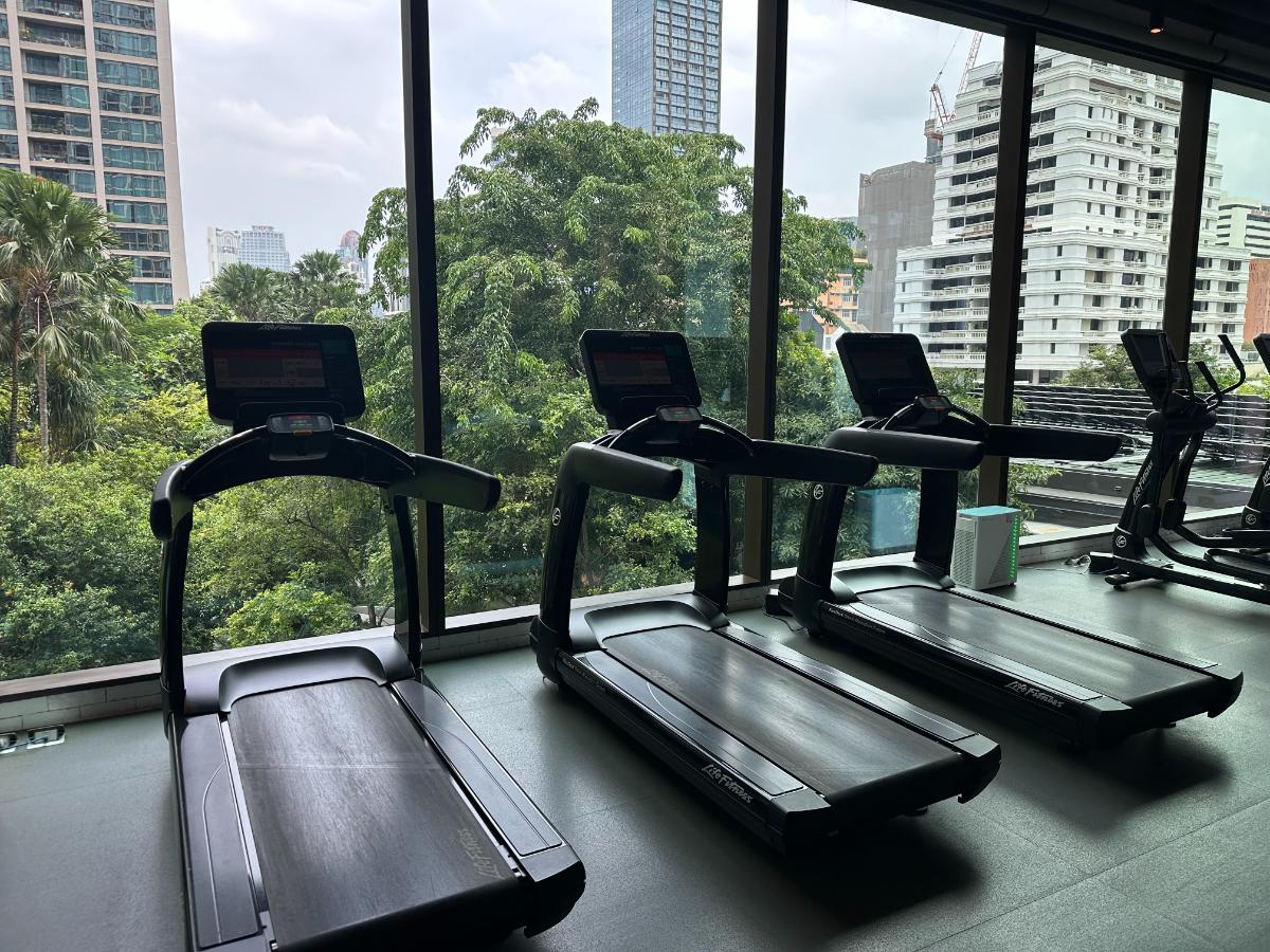 Laufbänder Mit Gartenblick Im Gym Des Kimpton Maa-Lai Bangkok