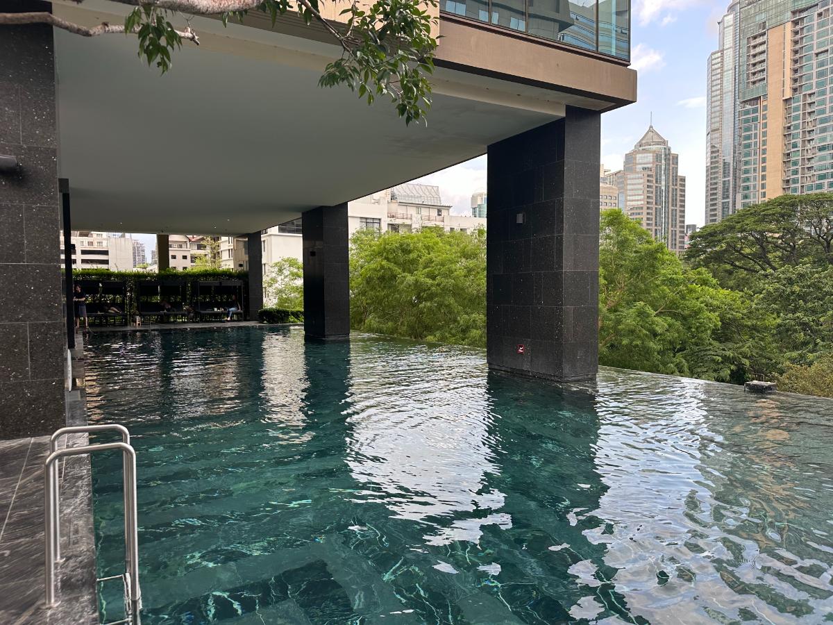Überdachte Terrasse Am Infinity-Pool Im Kimpton Maa-Lai Bangkok