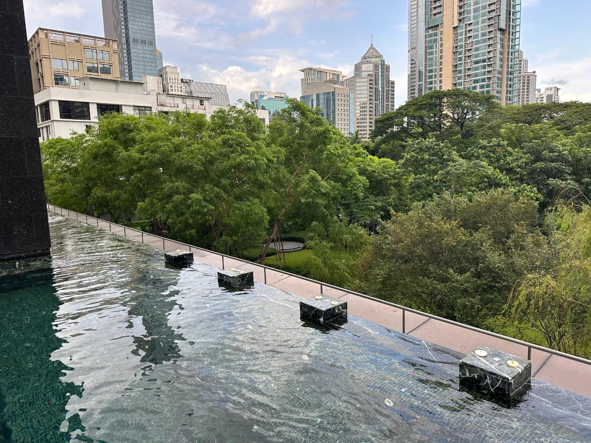 Infinity-Pool Mit Parkblick Im Kimpton Maa-Lai Bangkok