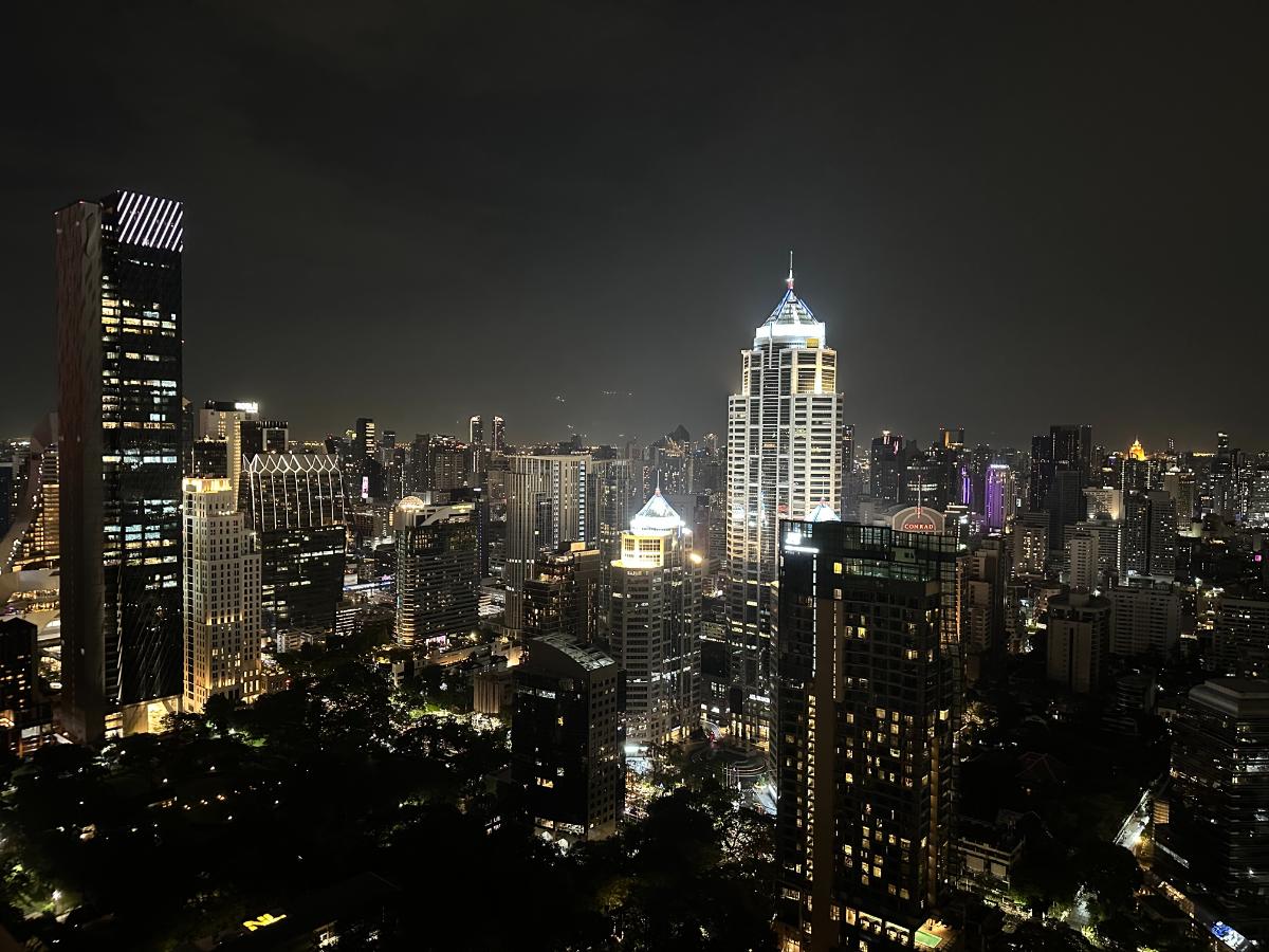 Nächtlicher Skyline-Blick Vom Kimpton Maa-Lai Bangkok