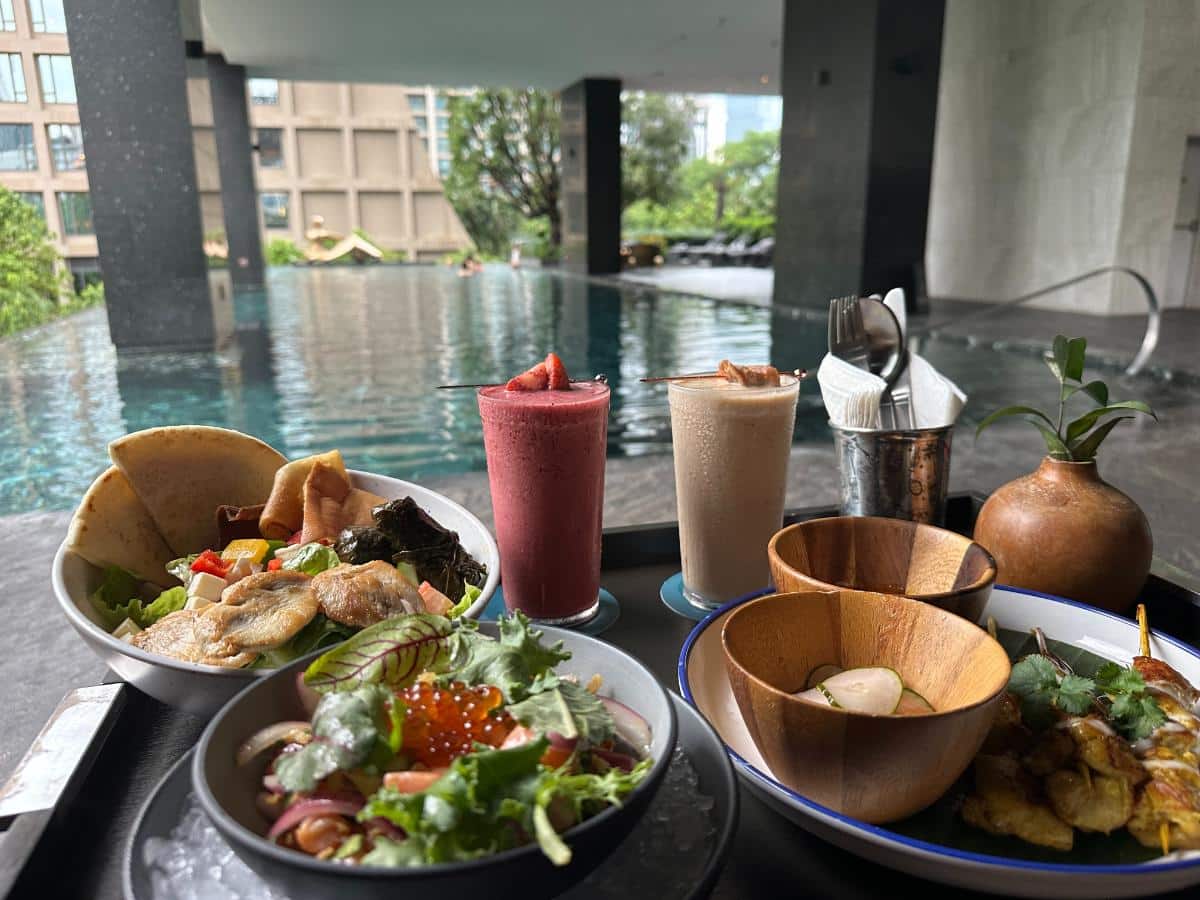 Leichtes Mittagessen Am Pool Im Kimpton Maa-Lai Bangkok