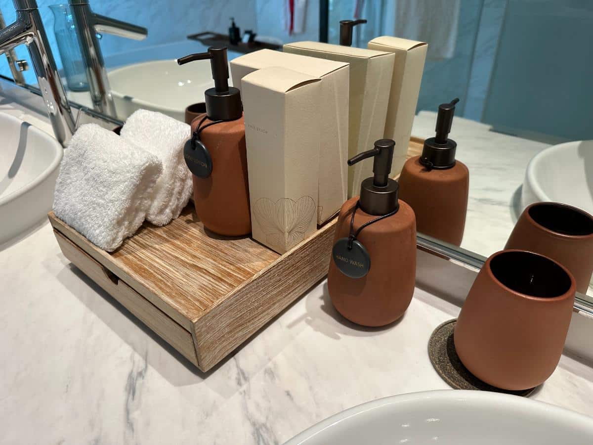 Badezimmer-Amenities In Der Sindhorn Suite Im Kimpton Maa-Lai Bangkok