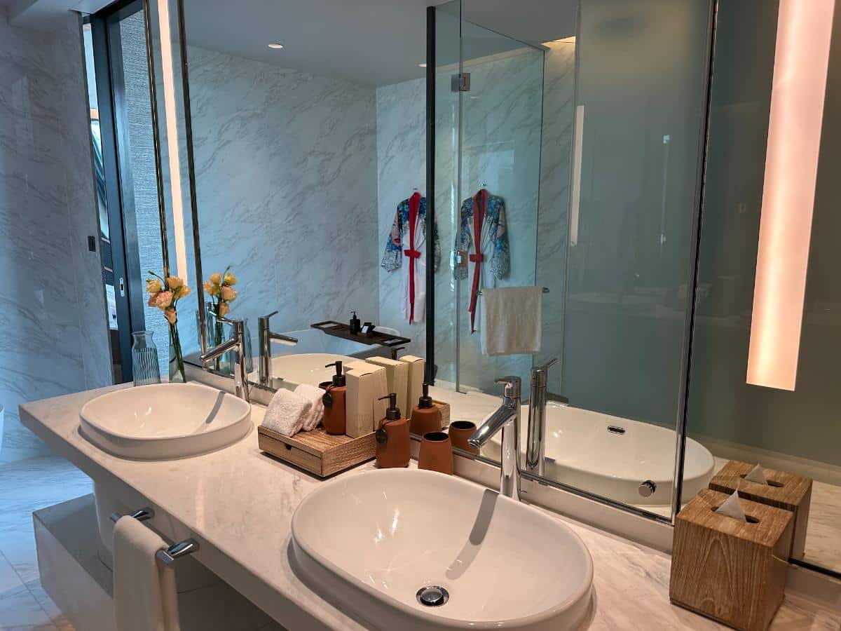Doppelter Waschtisch Im Bad Der Sindhorn Suite Im Kimpton Maa-Lai Bangkok