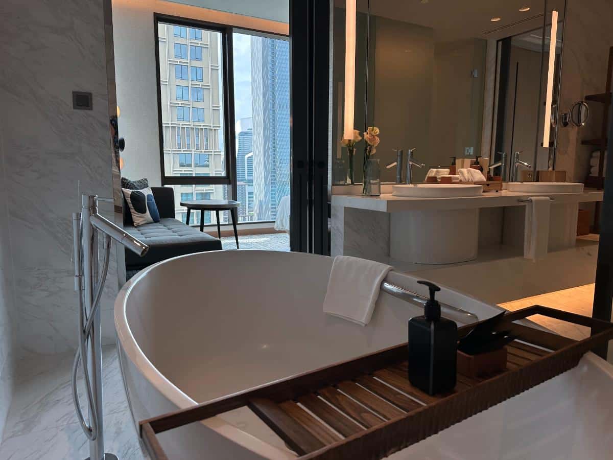 Badewanne Und Waschtisch Im Bad Der Sindhorn Suite Im Kimpton Maa-Lai Bangkok