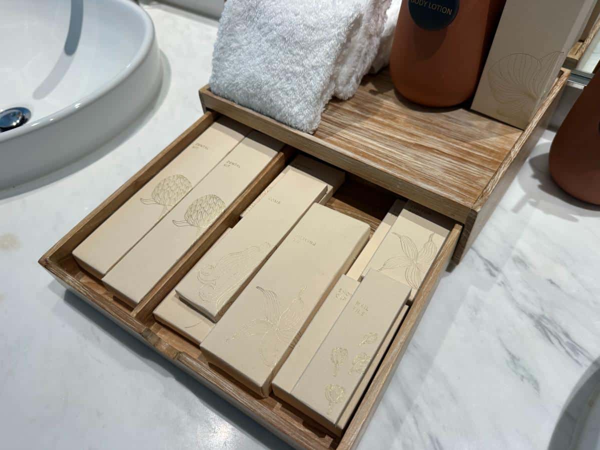 Badezusätze An Der Badewanne In Der Sindhorn Suite Im Kimpton Maa-Lai Bangkok