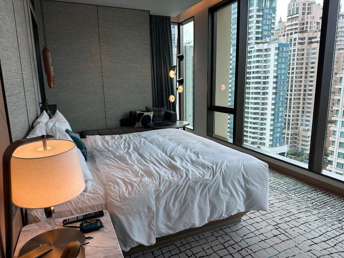 Schlafzimmer Der Sindhorn Suite Mit Blick Auf Die Skyline Von Bangkok