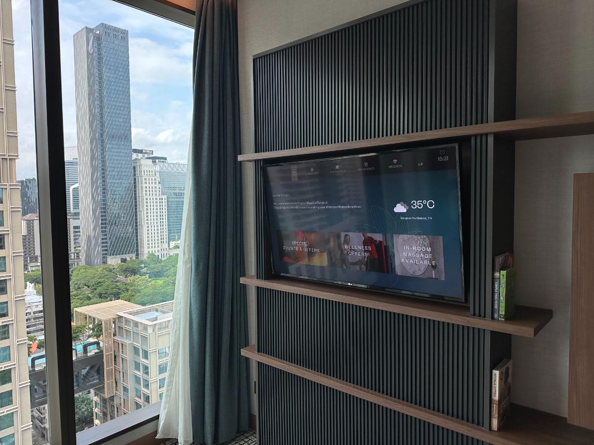 Schlafzimmer Der Sindhorn Suite Im Kimpton Maa-Lai Bangkok Mit Automatischen Vorhängen Und Tv