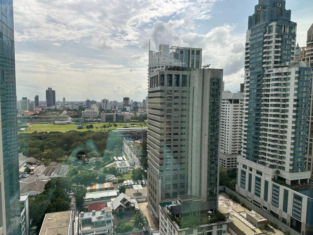 Blick Auf Den Benjakitti Park Von Der Sindhorn Suite Im Kimpton Maa-Lai Bangkok