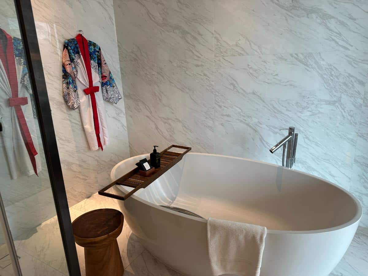 Freistehende Badewanne In Der Sindhorn Suite Im Kimpton Maa-Lai Bangkok