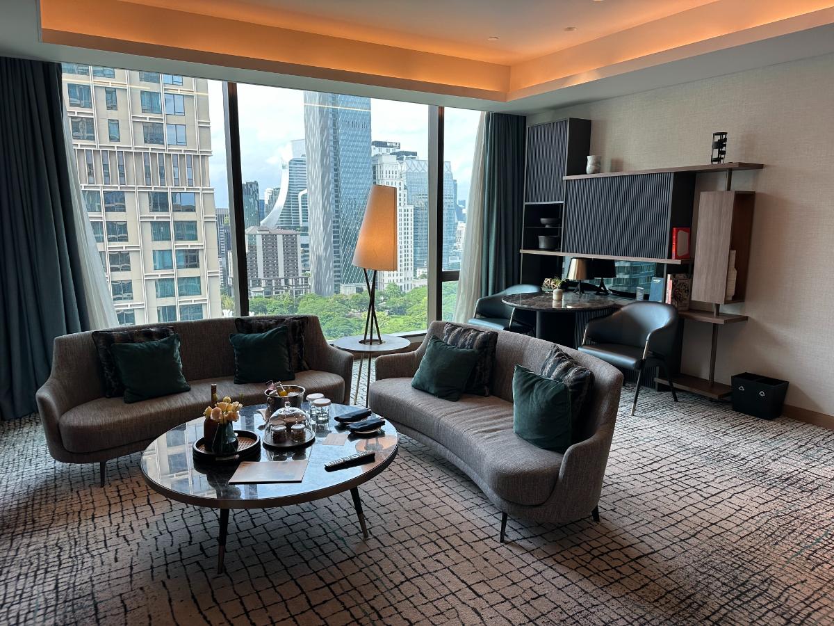 Wohnbereich Mit Skyline-Blick In Der Sindhorn Suite Im Kimpton Maa-Lai Bangkok